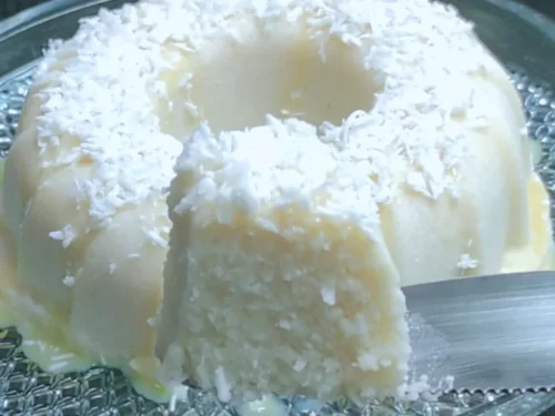 Delicioso cuscuz de tapioca com leite condensado cremoso e coco ralado fresco